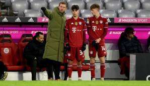 Januar 2022: Beim Bundesligaspiel gegen Gladbach war Nagelsmann deutlich wärmer angezogen. Augenzeugen berichten, er habe die beiden Jungs da aus den Tiefen des Mantels zu Tage gefördert. Das können wir nicht bestätigen.