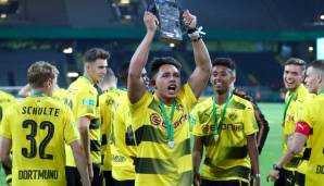 Dario Scuderi feiert den Gewinn der deutschen A-Jugend-Meisterschaft mit der U19 des BVB im Jahr 2016.