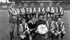 Saison: 1968/69 | BAYERN MÜNCHEN | 13 Spieler | Mit lediglich 13 Spielern holte der FC Bayern die erste Meisterschaft - ein Rekord für die Ewigkeit. In dieser Spielzeit durfte erstmals zweimal pro Spiel gewechselt werden.