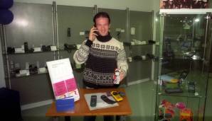 November 1996. Das vor ihm sind übrigens die damals brandneuen Handy-Modelle.