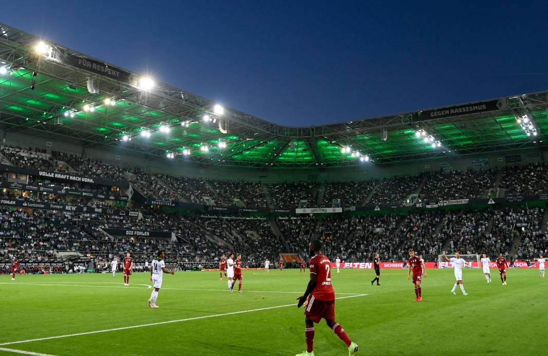 Beim Eröffnungsspiel zwischen Borussia Mönchengladbach und Bayern München waren 22.925 Zuschauer zugelassen.