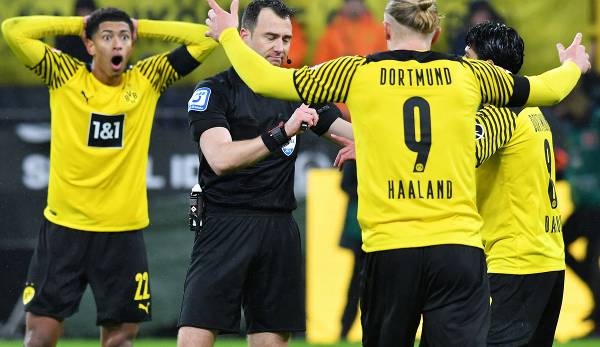 Die Dortmunder reagieren schockiert auf Felix Zwayers Entscheidungen.