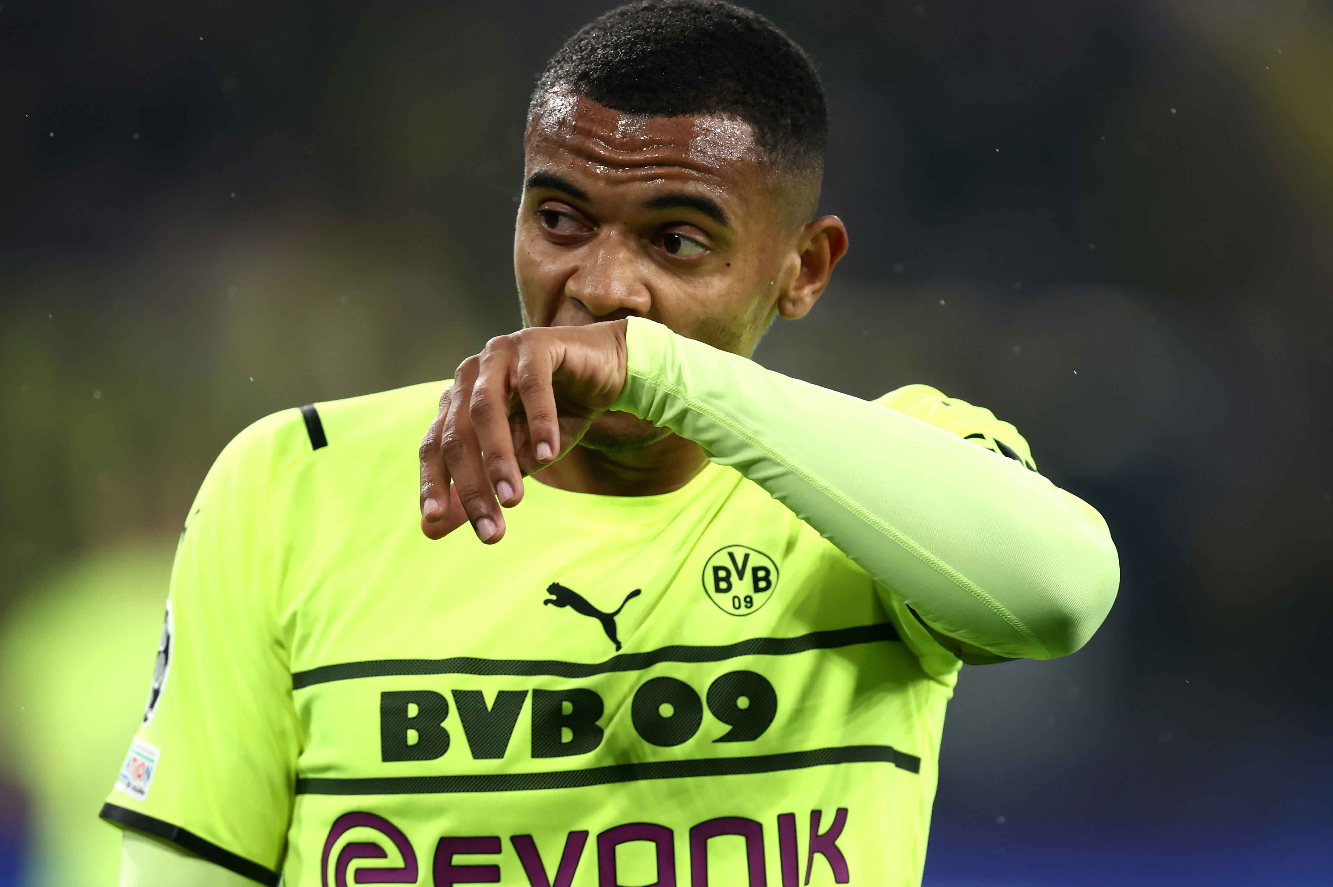 Innenverteidiger Manuel Akanji (26) von Borussia Dortmund ist erfolgreich am rechten Knie operiert worden.