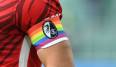 Die Fans in Deutschland halten das Engagement des DFB und der DFL gegen Homofeindlichkeit für nicht ausreichend.