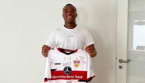 Youssoufa Moukoko bekam vom VfB Stuttgart ein signiertes Trikot geschenkt.