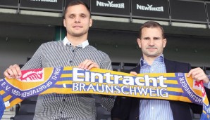 Rafal Gikiewicz zusammen mit Sportchef Marc Arnold bei seiner Vorstellung in Braunschweig.