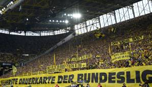 Unübersehbar in riesigen Lettern protestieren BVB-Fans gegen die hohen Dauerkartenpreise in Dortmund.