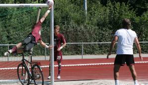 Sommer 2010: Gerry Ehrmann lässt Tobias Sippel über ein Fahrrad springen.