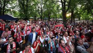 Rund 1000 Fans durften zu der geschlossenen Veranstaltung. Jeder Gast erhielt einen Gutschein für zwei Mass Bier und ein halbes Hendl.