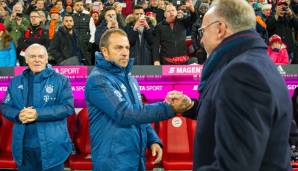 Hansi Flick erinnert Karl-Heinz Rummenigge (r.) an den früheren Bayern-Trainer Jupp Heynckes.