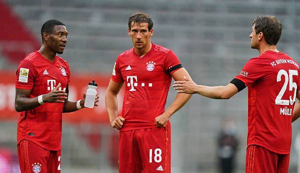 David Alaba im Gespräch mit Leon Goretzka und Thomas Müller beim 5:2-Sieg gegen Eintracht Frankfurt.