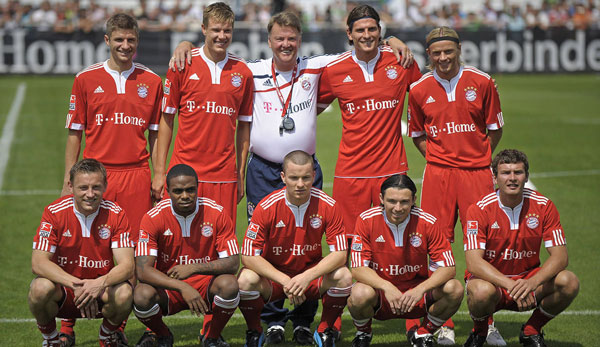 Pranjic (untere Reihe, 4. v. l.) war einer von neun Neuzugängen, die van Gaal im Sommer 2009 mit zum FC Bayern brachte.