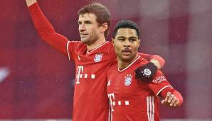 Thomas Müller und Serge Gnabry bejubeln ein Tor des FC Bayern.