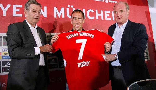 Der Beginn einer langen Erfolgsgeschichte: Uli Hoeneß und Karl Hopfner präsentieren Franck Ribery anno 2007 als Neuzugang des FC bayern München.