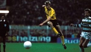 ABWEHR - THOMAS HELMER: Ein Jahr nach seinem Bundesligadebüt sicherte sich Borussia Dortmund die Fähigkeiten des aufstrebenden Verteidigertalents und feierte wenig später mit ihm den Pokalsieg. 1992 wechselte Helmer schließlich für die damalige ...