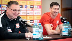Polens Nationaltrainer Czeslaw Michniewicz neben Robert Lewandowski.