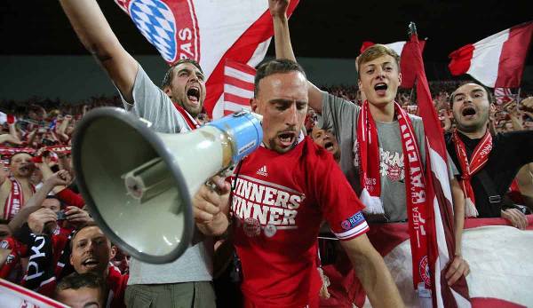 Spieler am Megafon: Nach dem Sieg feierte Franck Ribery mit den Fans in der Kurve.