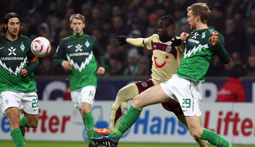 Zweikampf der Torschützen: Per Mertesacker (rechts) trennt Didier Ya Konan vom Ball