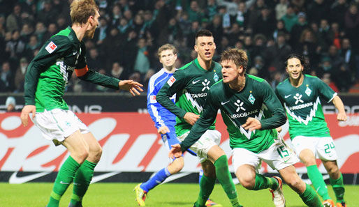 Sebastian Prödl (2.v.r) schoss den 2:2-Ausgleich für Werder Bremen in der Nachspielzeit