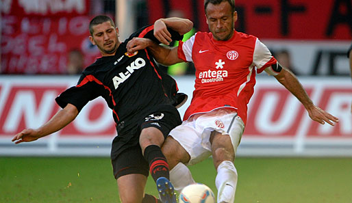 Sascha Mölders und Nikolce Noveski im Kampf um den Ball.