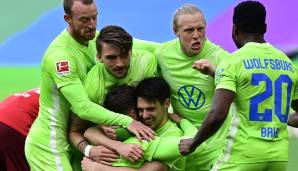 Der VfL Wolfsburg bejubelt einen Sieg gegen den 1. FC Köln.