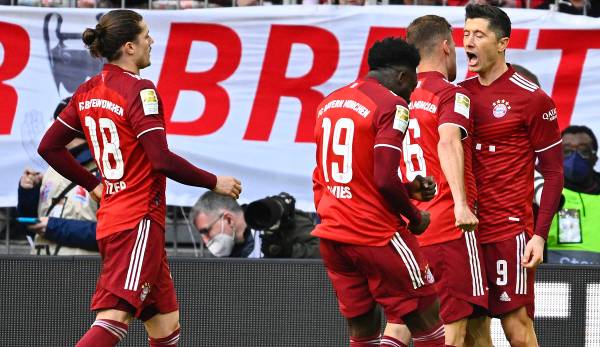 Die Spieler des FC Bayern München gratulieren Robert Lewandowski zu seinem goldenen Treffer beim 1:0 des FC Bayern gegen den FC Augsburg.