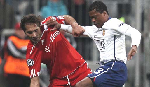 Bayerns Hamit Altintop (l.) im Zweikampf mit Patrice Evra von Manchester United