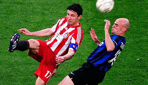 Mark van Bommel (l.) vom FC Bayern im Zweikampf mit Inters Esteban Cambiasso