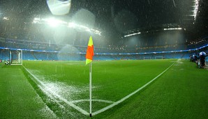 Die heftigen Regenfälle machten den Platz im Etihad unbespielbar