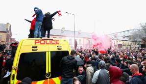 Auch die Polizeibusse waren nicht sicher vor der feiernden Meute.