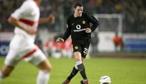 JOHN O'SHEA. Der Ire hängte nach einer langen Karriere bei United (256 Spiele zwischen 1999 und 2011) noch eine ähnlich lange Laufbahn bei AFC Sunderland hintendran, wo er 226 Pflichteinsätze verbuchte.