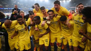 Die Mannschaft des BVB feierte kurz nach dem Abpfiff in Paris in den neuen Finalshirts.