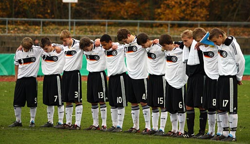 Die U-15-Nationalmannschaft hat es vorgemacht: eine Schweigeminute für Robert Enke