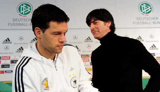Bundestrainer Joachim Löw (r.) setzt auch weiterhin auf Michael Ballack als Kapitän