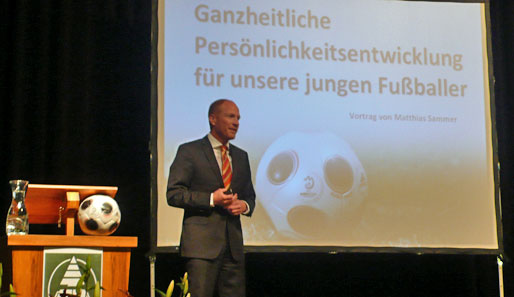 DFB-Sportdirektor Matthias Sammer bei seiner Rede im Landheim Schondorf (bei München)