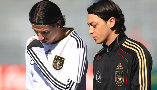 Sami Khedira (l.) und Mesut Özil werden am Dienstag nicht gegen Australien auflaufen