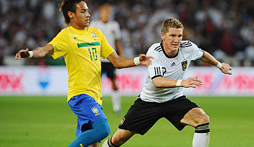 Bastian Schweinsteiger (r. gegen Neymar) schoss die deutsche Mannschaft per Elfmeter in Führung