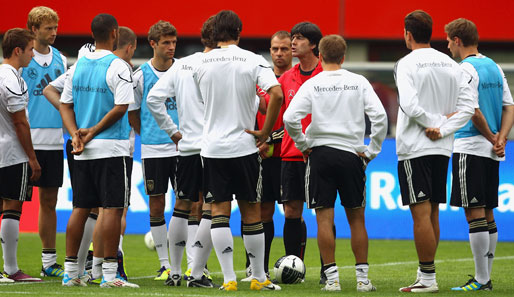 Bundestrainer Joachim Löw (M.) setzt weiter auf die Jugend