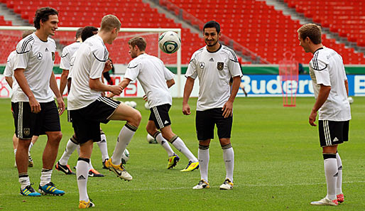 Deutsche Meister unter sich: Dortmunds Spieler beim lockeren Aufwärmen im DFB-Team