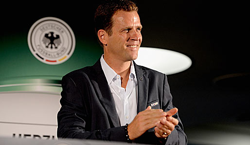 Oliver Bierhoff steht vor dem Beginn der WM-Quali den Journalisten Rede und Antwort