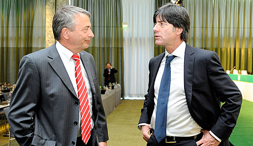 Niersbach (l.) steht Bundestrainer Joachim Löw zur Seite