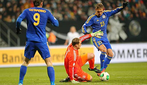 Der Fehler: Neuer (am Boden) verliert nach einem Dribbling den Ball an Korobkin