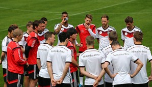 Bundestrainer Joachim Löw hielt vor der ersten Trainingseinheit eine Ansprache ans Team