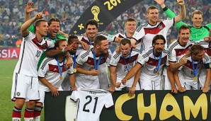 Mario Götze und das DFB-Team halten nach der Siegerehrung das Trikot des verletzten Marco Reus