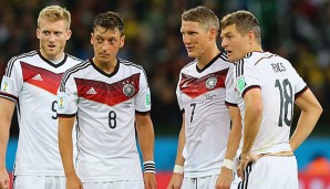Nachfolger für Mesut Özil gesucht. Zur Wahl stehen u.a. Bastian Schweinsteiger und Toni Kroos