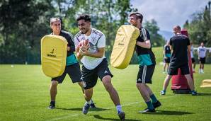 Suat Serdar hatte sichtlich Spaß beim Football-Training.