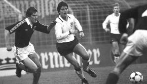 Übrigens: Der heutige Bundestrainer spielte selbst nie für die deutsche A-Nationalmannschaft. Löw schaffte es "lediglich" in die U21-Auswahl von Berti Vogts. Hier ist er im Spiel gegen Schottland im Einsatz.