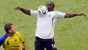 Es folgten die WM-Teilnahmen 2002 und 2006. Doch trotz seines sportlichen Erfolges musste Asamoah rassistische Beleidigungen über sich ergehen lassen.