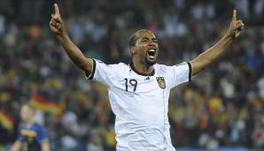 Erst danach kam er zu seinem Debüt in der DFB-Auswahl. Bis Januar war Cacau Integrationsbeauftragter des DFB und warnte wie Asamoah vor dem nicht versiegenden Rassismus-Problem im Fußball.