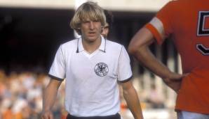 12. BERND SCHUSTER - Alter bei Debüt: 20 Jahre, 5 Monate, 23 Tage. Der Blonde Engel gab sein Turnier-Debüt bei der EM 1980 beim 3:2 gegen die Niederlande. Am Ende wurde er Europameister und wechselte anschließend aus Köln zu Barca.